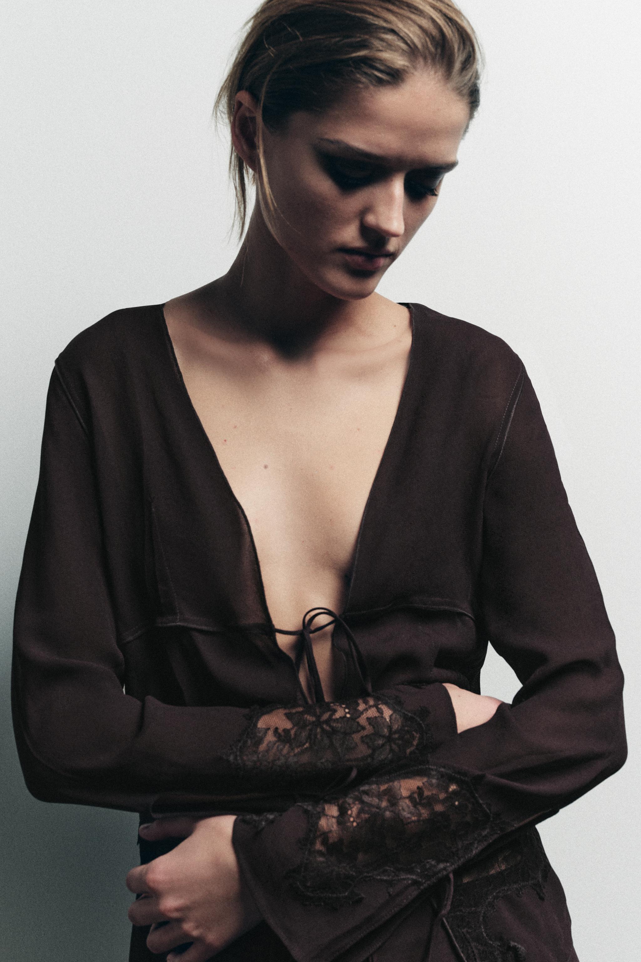 CHEMISE EN GEORGETTE AVEC DENTELLE ET NŒUDS